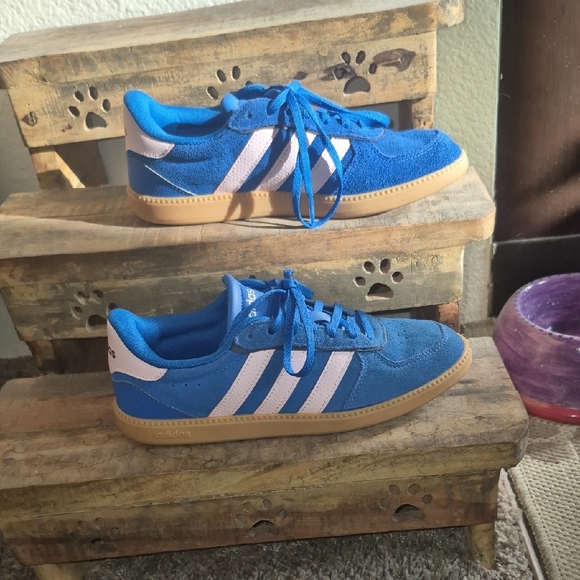 Adidas Blue and White Womans Sneakers with Tan Sole - Picture 4 of 13